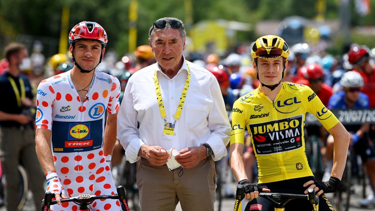 Eddy Merckx (na zdj. w środku) mierzy się z poważnymi problemami zdrowotnymi (fot. Getty Images)