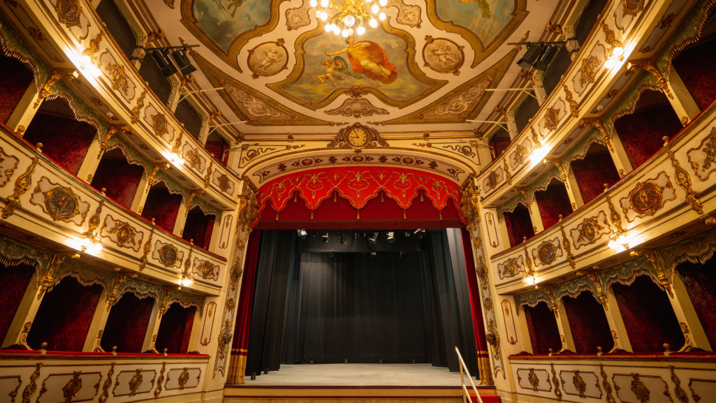 Każdego roku 27 marca obchodzimy Międzynarodowy Dzień Teatru. To święto zarówno pracowników teatru, jak i widzów. Fot. Kitreel/Shutterstock