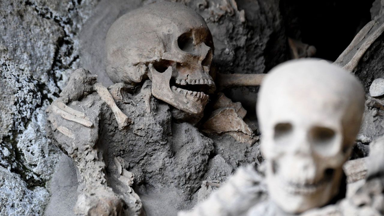 Znaleziono szkielet nieopodal Neapolu (fot. PAP/EPA/CIRO FUSCO)