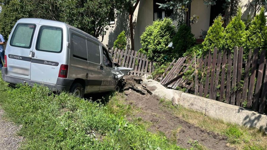 Zbiersk-Kolonia, wypadek, powiat kaliski, uderzył w ogrodzenie posesji, nie żyje 84-latek (fot. OSP KSRG Zbiersk)