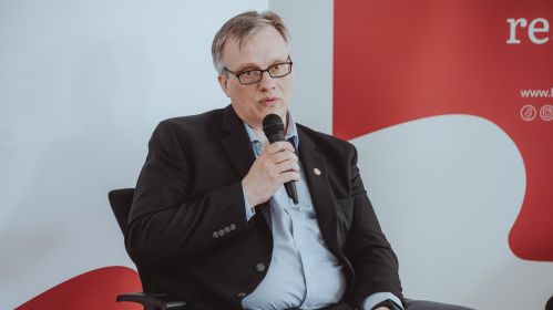Юрист и бывший политзаключенный Юрий Зенкович во время пресс-конференции по поводу презентации инициативы по привлечению ответственных за пытки в Беларуси через подачу судебного иска в США. Варшава, Польша. 18 августа 2025 года. Фото: Рауль Дюк / Белсат