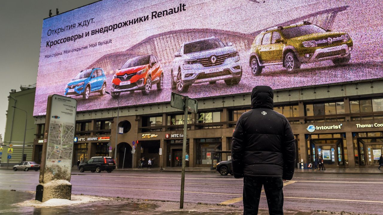 Renault wstrzymał produkcję z powodu braku części i problemów logistycznych (fot. Robert DEYRAIL/Gamma-Rapho/Getty Images)