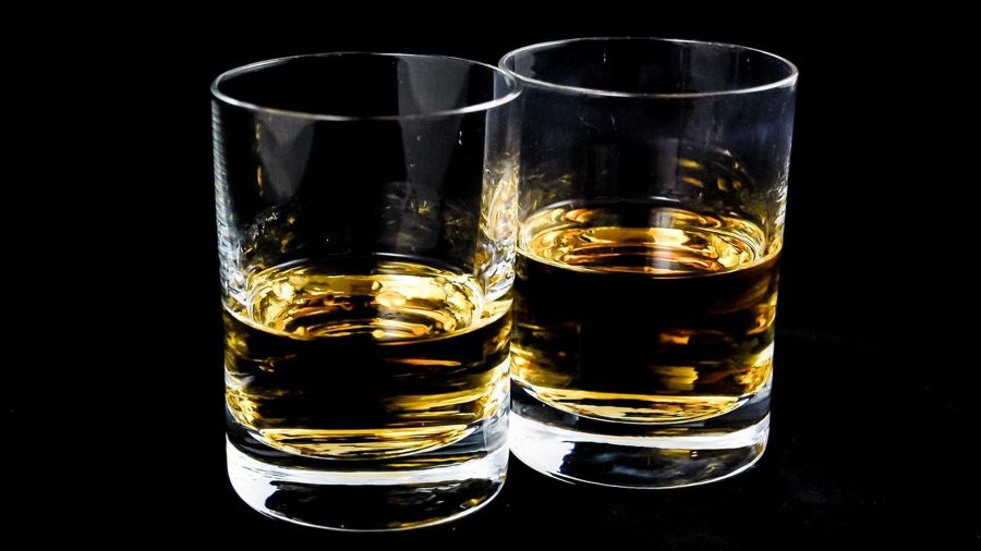Coraz młodsi Polacy sięgają po alkohol (fot. pixabay / jarmoluk)