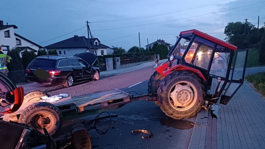 Ciągnik zderzył się z samochodem osobowym. Droga nr 79 zablokowana - fot. KPP w Sandomierzu