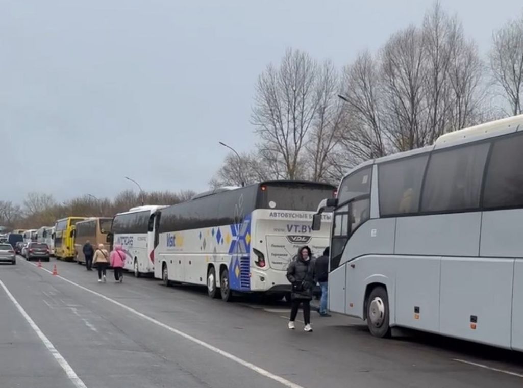 Чарга аўтобусаў перад пунктам пропуску «Варшаўскі мост». Берасце, Беларусь. 24 сакавіка 2024 года. (Фота: granica_bypl / Telegram)