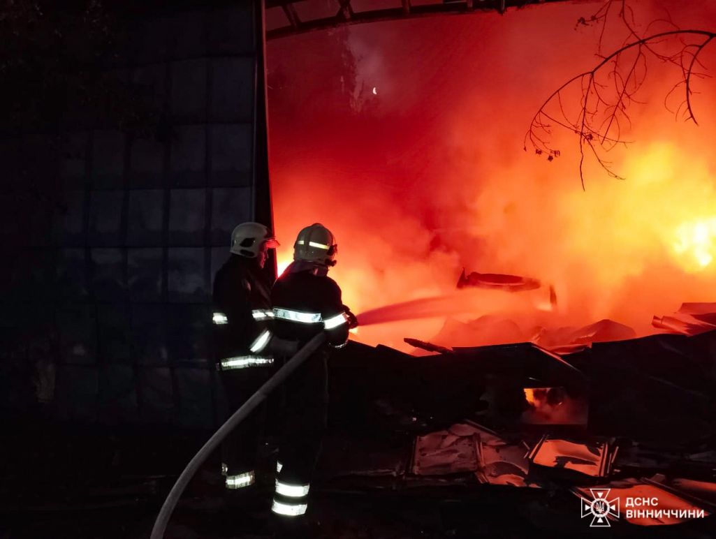Пажар у выніку ракетнай атакі ў Вінніцкай вобласці. (Фота: Головне управління ДСНС України у Вінницькій області / Facebook)