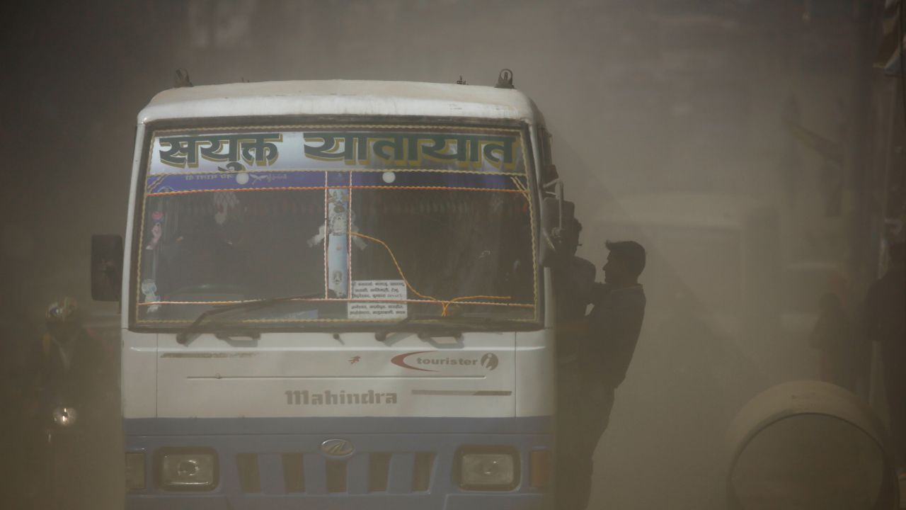 Przeciążony autobus wpadł w poślizg na zakręcie i stoczył się ze zbocza (fot. Reuters/Navesh Chitrakar/ zdjęcie ilustracyjne)