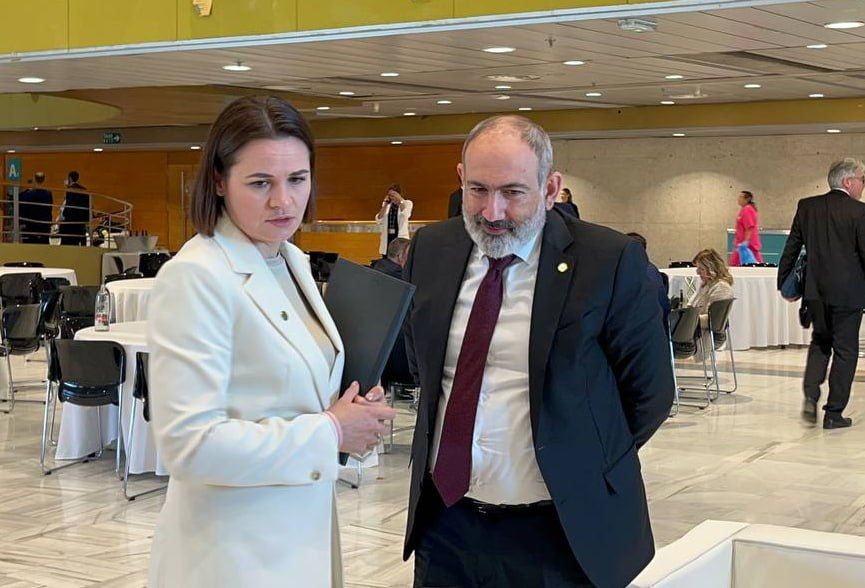 Святлана Ціханоўская і Ніколь Пашынян. 5 кастрычніка 2023 года. (Фота: Позірк. Навіны пра Беларусь / Telegram)
