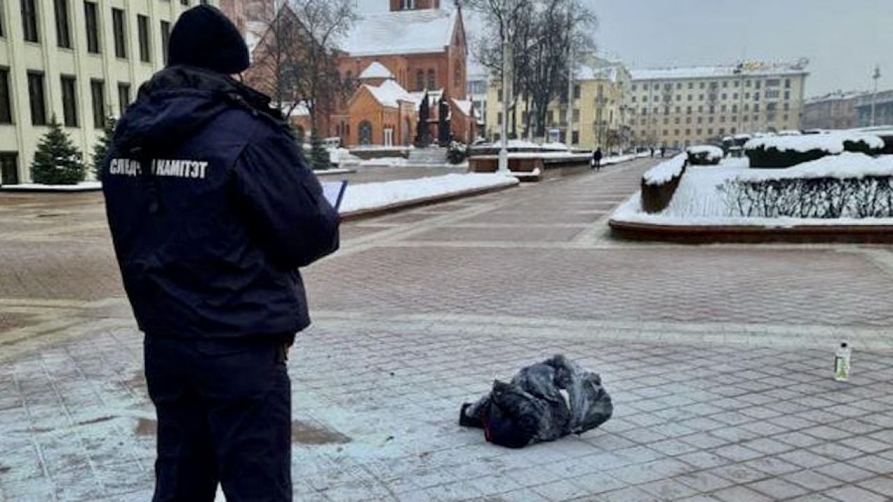 Funkcjonariusz pilnujący miejsca tragedii (fot. Bialoruski komitet śledczy) Funkcjonariusz pilnujący miejsca tragedii (fot. Bialoruski komitet śledczy)