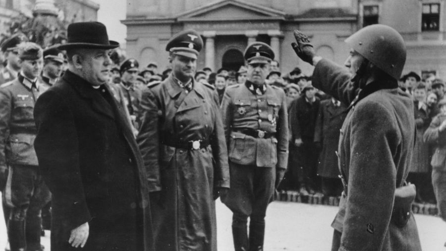 Rząd ks. Tisy od samego początku był uzależniony od Berlina. Na zdjęciu: Rok 1944. Przed niemiecko-słowacka paradą w Bańskiej Bystrzycy ks.Tiso odbiera raport od dowódcy Gwardii Hlinki. Fot. ullstein bild via Getty Images
