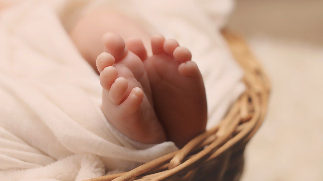 Nie wiadomo jeszcze jaki los spotka noworodka (fot. Pexels)