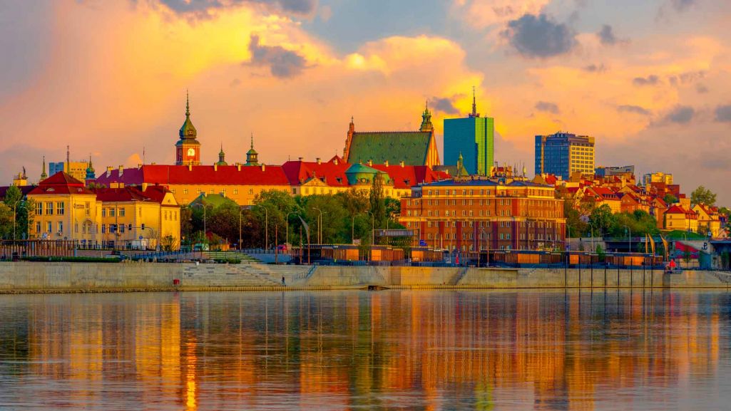 Stare Miasto jest historycznym sercem Warszawy. W jego obrębie znajduje się Zamek Królewski, kolumna Zygmunta i Stary Rynek. Fot. Mike Mareen/Shutterstock