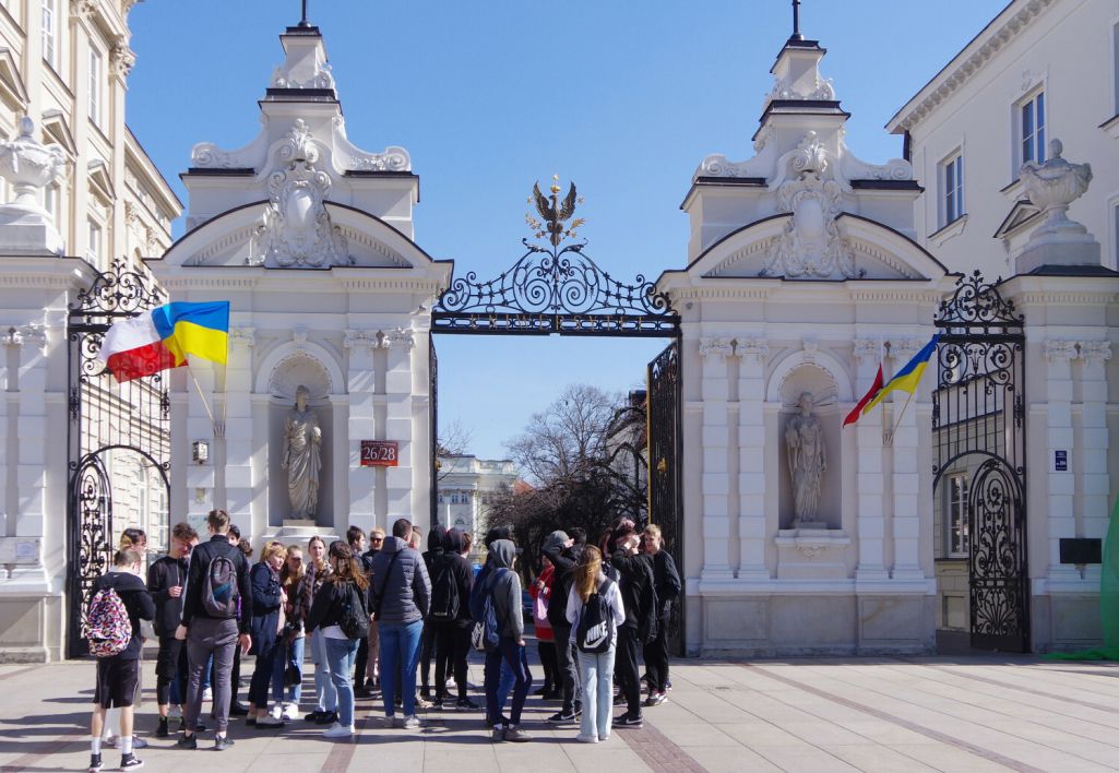 Група моладзі перад брамаю Варшаўскага ўніверсітэту. Варшава, Польшча. 28 сакавіка 2022 года. Фота: Zofia i Marek Bazak / East News
