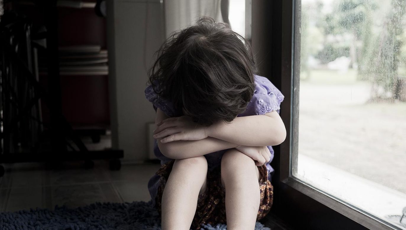 Kobieta pojechała na zakupy zostawiając pociechy same w domu (fot. Shutterstock/suriyachan)