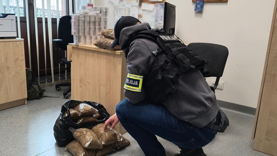 Policjanci znaleźli  blisko 3 tysiące sztuk papierosów i 8 kg tytoniu bez polskich znaków akcyzy. (fot. KPP Inowrocław)