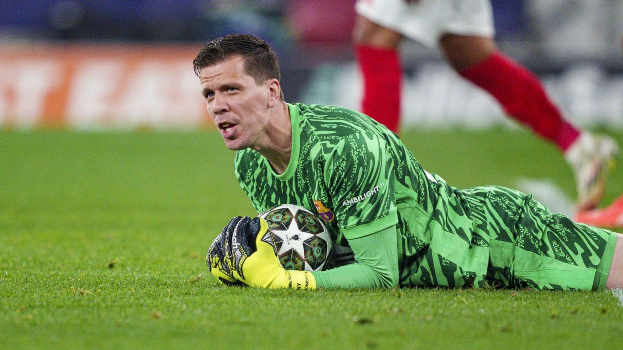 Wojciech Szczęsny już niedługo będzie mógł zerkać na sędziego albo sędzię, żeby sprawdzić, ile mu jeszcze zostało sekund. Sędzia ma to pokazywać ręką lub ramieniem. (fot. Getty Images)