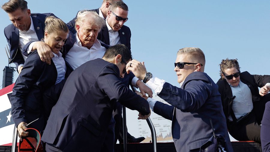 Donald Trump został raniony w ucho przez zamachowca (fot. Anna Moneymaker/Getty Images)