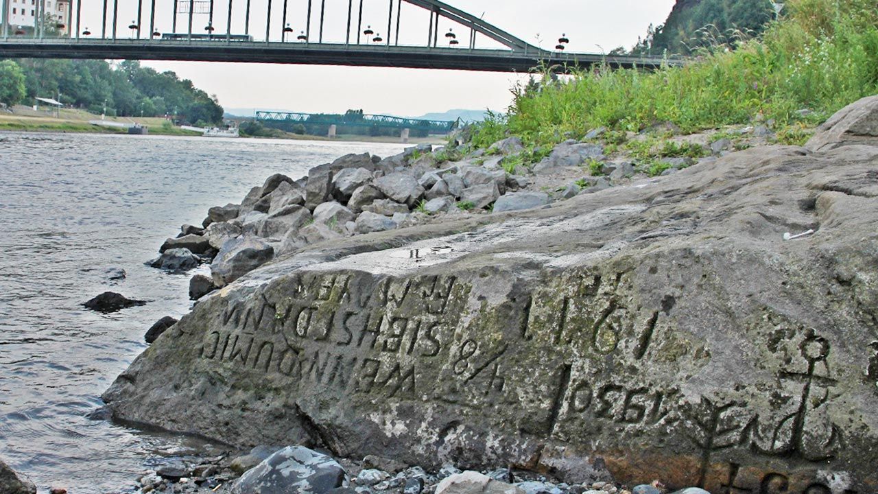 „Gdy mnie ujrzysz, płacz” – inskrypcja na kamieniu głodu w korycie Łaby (fot. wikipedia)