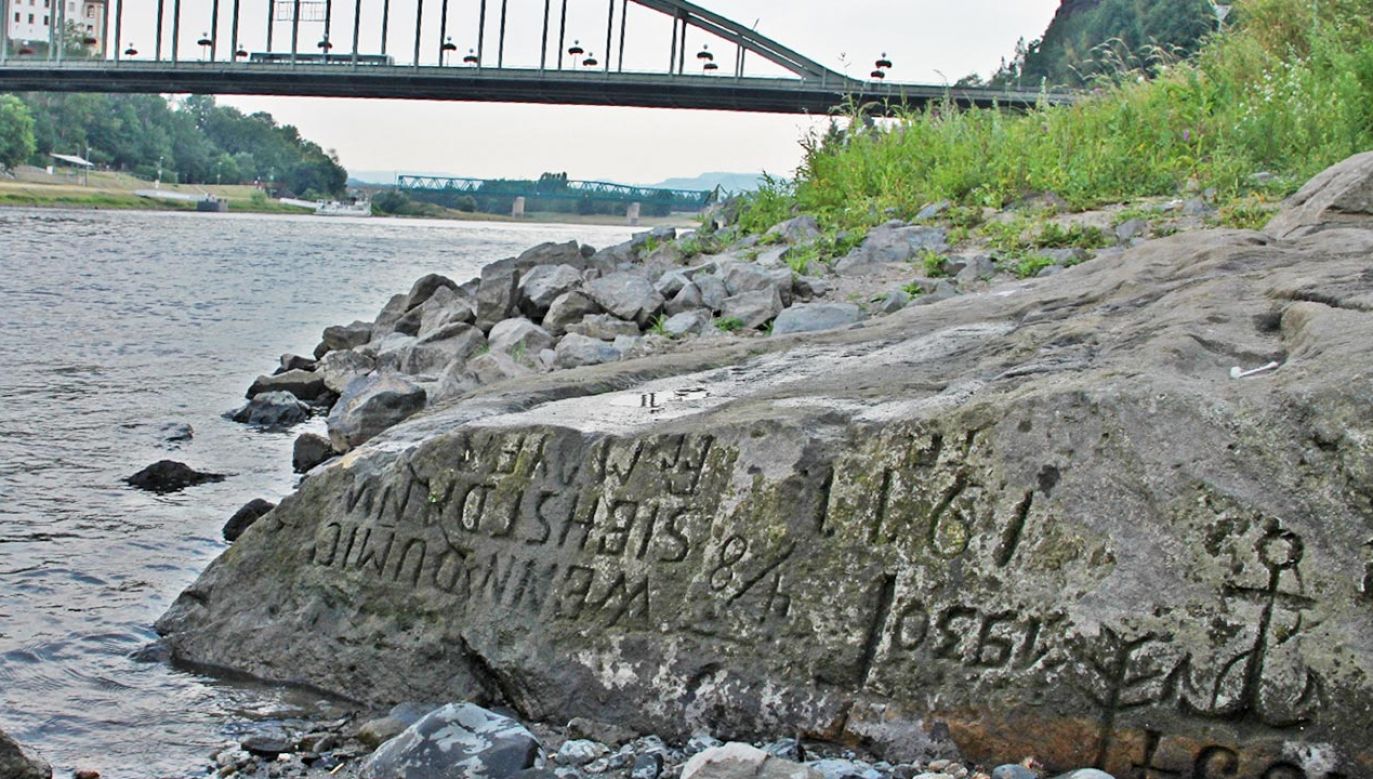 „Gdy mnie ujrzysz, płacz” – inskrypcja na kamieniu głodu w korycie Łaby (fot. wikipedia)