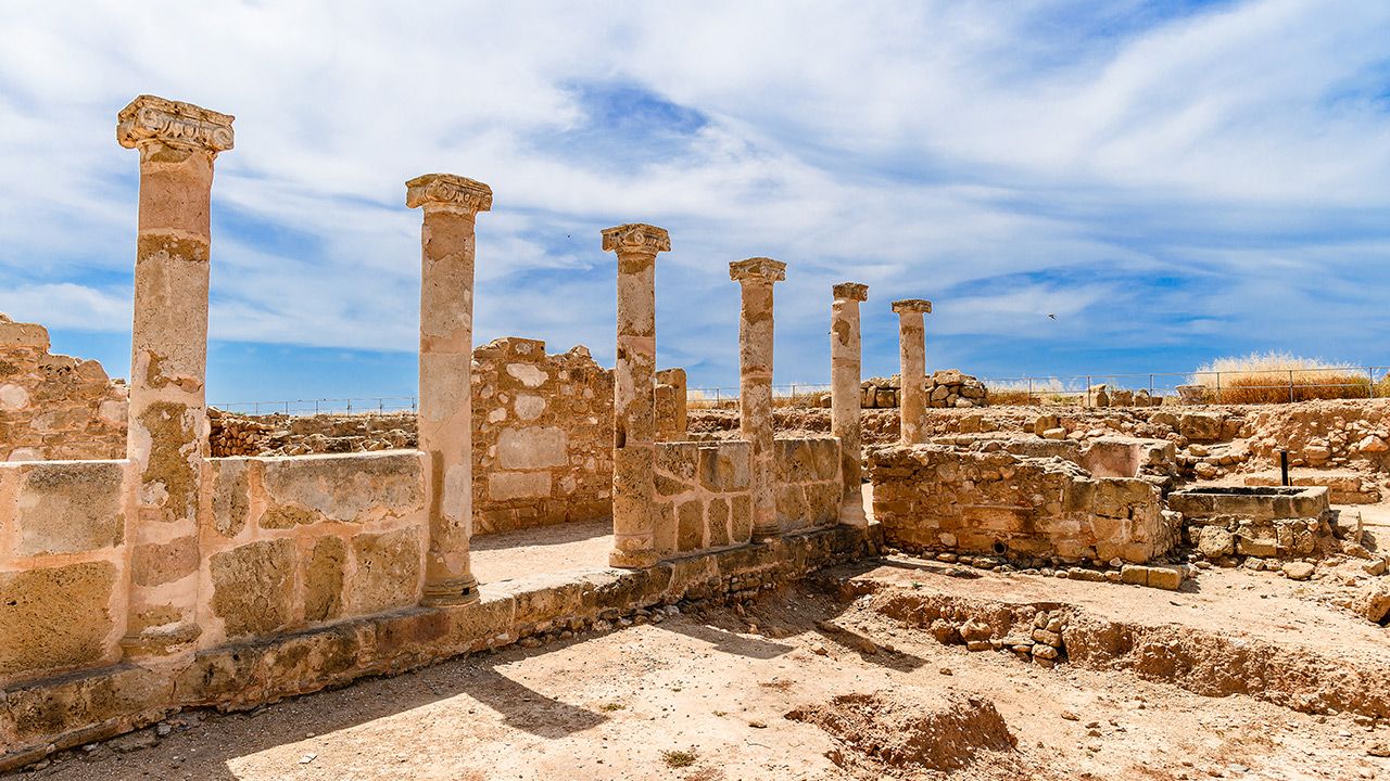 Antyczne kolumny w Parku Archeologicznym Kato Pafos UNESCO - ruiny starożytnego miasta Nea Pafos (fot. Shutterstock)