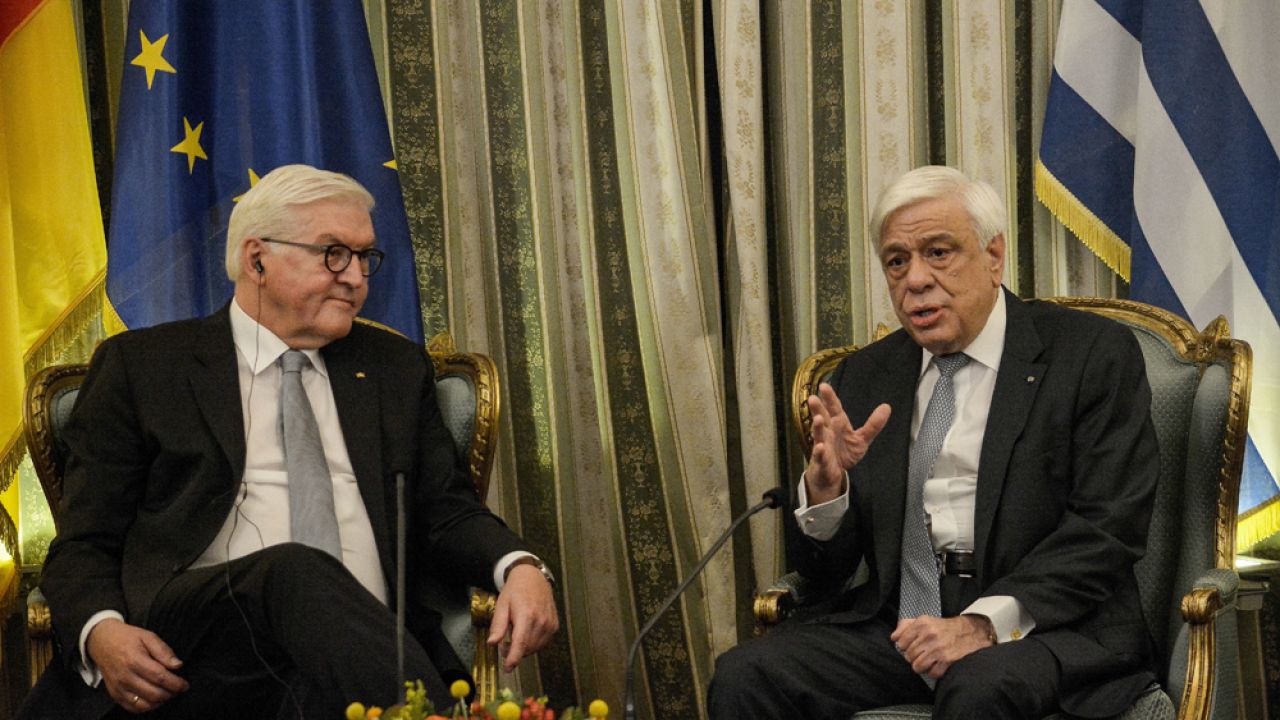 Prezydent Niemiec Frank-Walter Steinmeier (L) i prezydent Grecji Prokopis Pawlopoulos (P) (fot. Giorgos Zachos/SOPA Images/LightRocket via Getty Images) Prezydent Niemiec Frank-Walter Steinmeier (L) i prezydent Grecji Prokopis Pawlopoulos (P) (fot. Giorgos Zachos/SOPA Images/LightRocket via Getty Images)