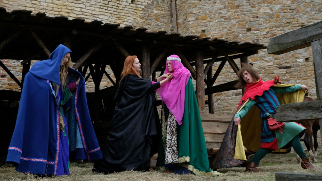 Z pomocą minstrela i swoich dwórek księżniczka wymyka się z zamku na spotkanie z bratem – Olgierdem (fot. Marcin Makowski/TVP)