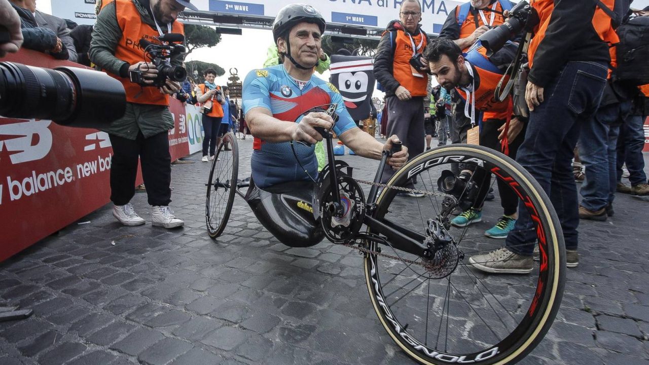 Alex Zanardi został potrącony podczas kolarskiego wyścigu (fot. EPA/GIUSEPPE LAMI) Alex Zanardi został potrącony podczas kolarskiego wyścigu (fot. EPA/GIUSEPPE LAMI)