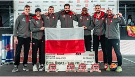 Trener Piotr Renkiel (pierwszy z prawej) oraz jego drużyna, która pojedzie na igrzyska olimpijskie (fot. fiba.com). Trener Piotr Renkiel (pierwszy z prawej) oraz jego drużyna, która pojedzie na igrzyska olimpijskie (fot. fiba.com).