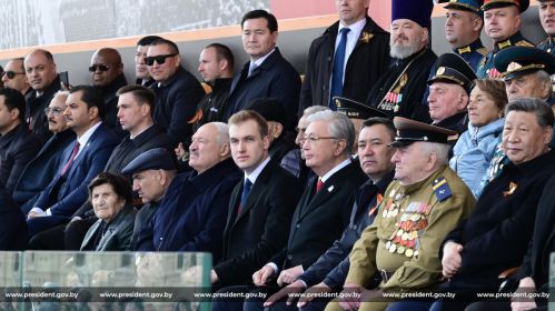 Аляксандр Лукашэнка разам з сынам Мікалаем на парадзе ў Маскве. 9 траўня 20025 года. Фота: president.gov.by