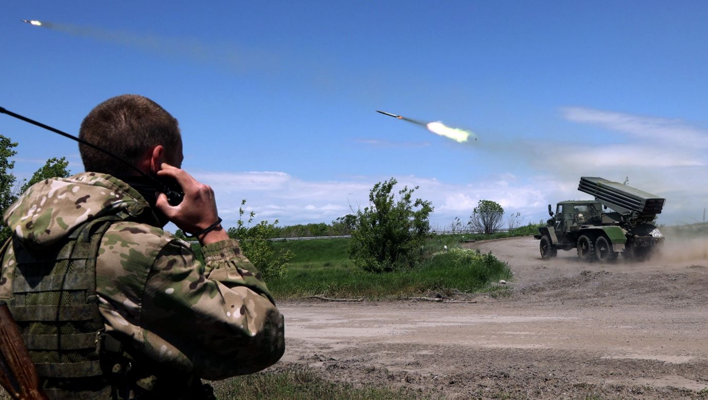 Artyleria wciąż jest najważniejsza. Wyrzutnia "Grad" należąca do wojsk tzw. Donieckiej Republiki Ludowej atakuje pozycje armii ukraińskiej w strefie przemysłowej Awdijiwki 28 maja 2022. Fot. Leon Klein/Anadolu Agency via Getty Images