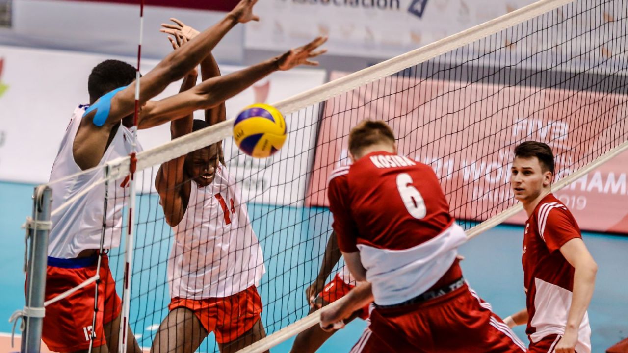 Kubańscy siatkarze blokują atak Kamila Kosiby (fot. FIVB.ORG)