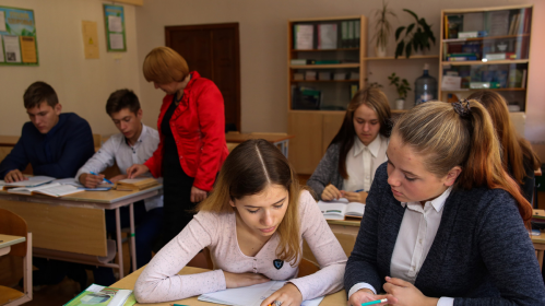 Урок старших классов в одной из школ столицы. Минск, Беларусь. Снимок имеет иллюстративный характер