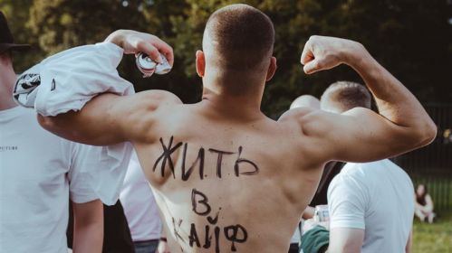 Некаторыя з наведнікаў у чарзе на ўваход на стадыён PGE Narodowy, дзе прайшоў канцэрт Макса Каржа. Варшава, Польшча. 9 жніўня 2025 года. Фота: Рауль Дзюк / Белсат