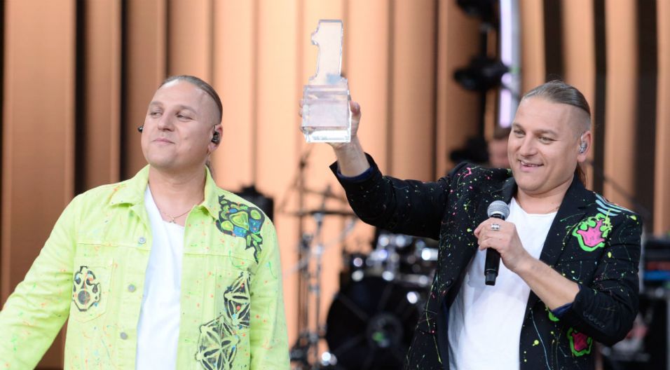 Festiwal w Opolu rozpoczął się koncertem od Opola do Opola i występem Golec uOrkiestry. Zespół z okazji 20-lecia działalności na scenie wykonał swoje największe przeboje: „Ściernisco” i „Lornetka” (fot. TVP/Jan Bogacz)