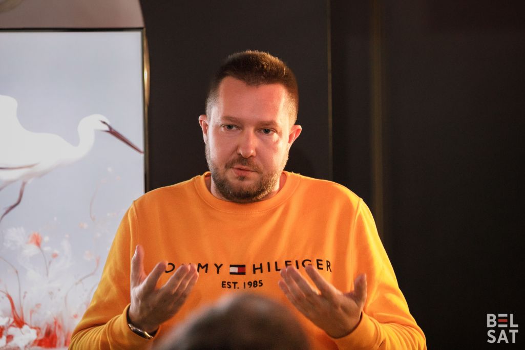 Сузаснавальнік праекта «Новая Беларусь» Павел Лібер прэзентуе журналістам вынікі першага года працы праекта. Варшава, Польшча. 1 снежня 2023 года. (Фота: Таццяна Верамеева / Белсат)