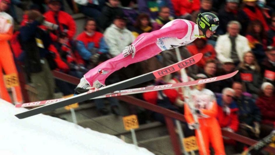 Adam Małysz leci po swój pierwszy triumf w PŚ (fot. PAP) Adam Małysz leci po swój pierwszy triumf w PŚ (fot. PAP)