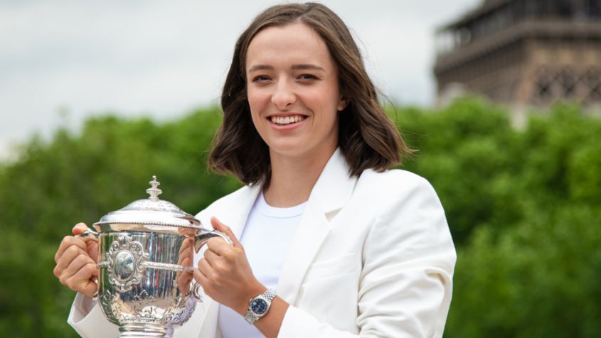 Niedzielna sesja zdjęciowa Igi Świątek na paryskim moście Bir-Hakeim po wygranej we French Open 2022 (fot. Getty)