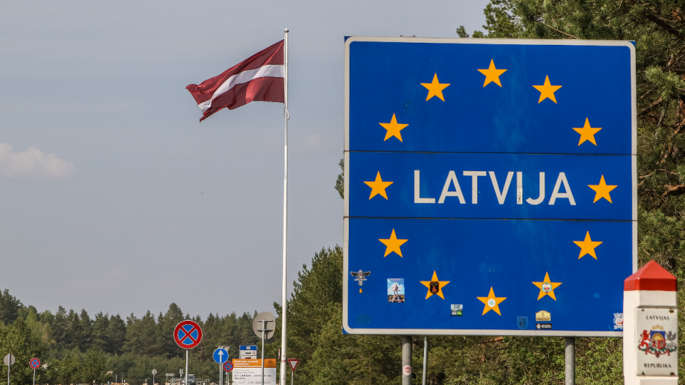 Latvijas amatpersona: Lukašenka mēģināja apbruņot migrantus pret mūsu robežsargiem