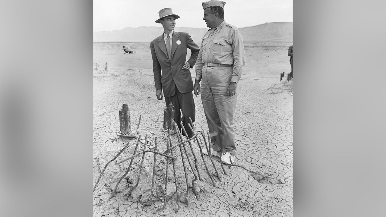 Robert Oppenheimer i gen. Leslie R. Groves w Los Alamos (fot. gettyimages)