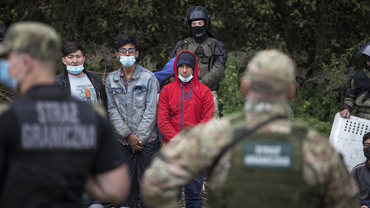 Migranci na polsko-białoruskiej granicy (fot. Maciej Luczniewski/NurPhoto via Getty Images)