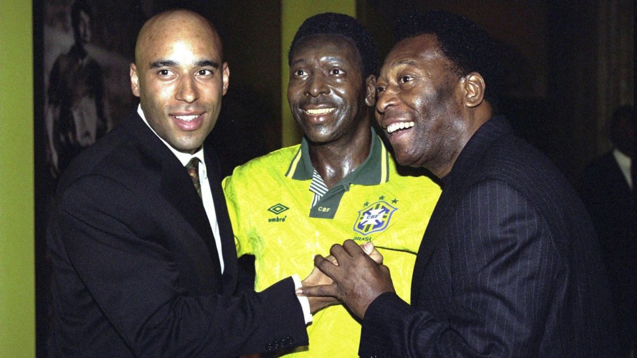 Edinho (z lewej) oraz Pele (fot. PAP/EPA)