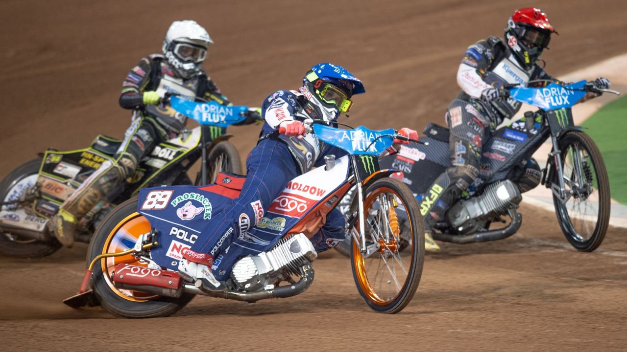 Martin Vaculik w kasku białym. (fot. Getty)