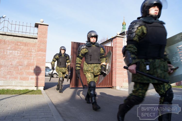 Сілавікі ў СІЗА № 7 Берасця. (Фота: virtualbrest.ru)