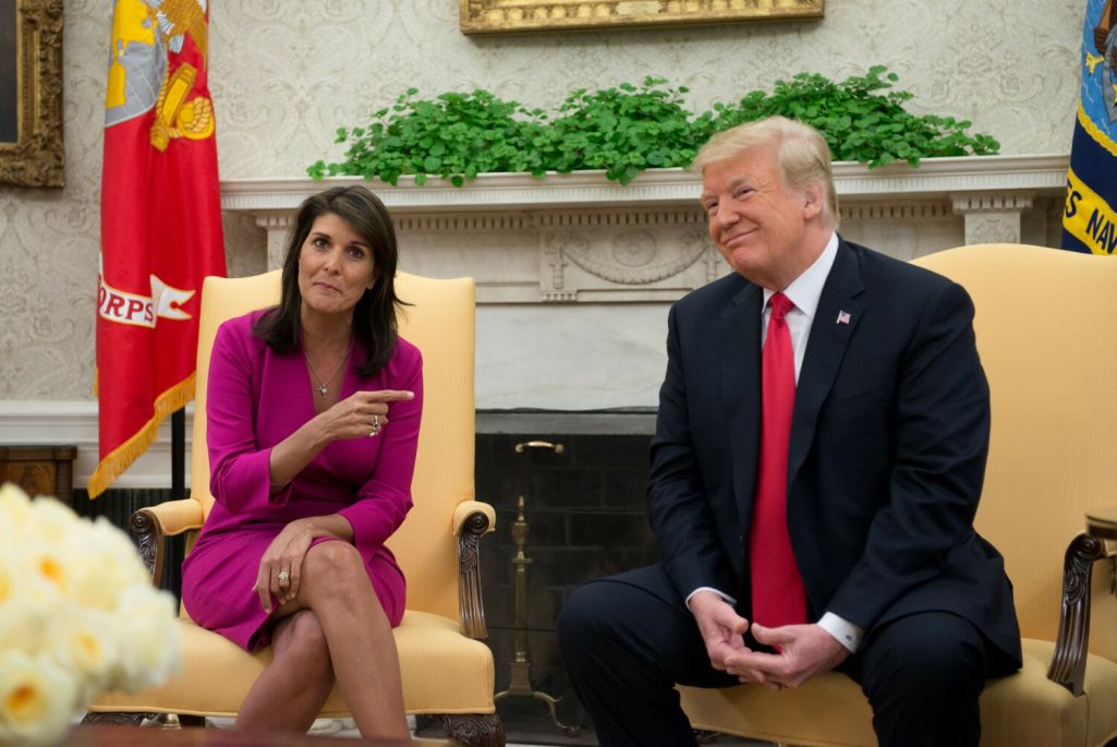 Прэзідэнт ЗША Доналд Трамп і амбасадар ЗША ў ААН Нікі Гэйлі сустрэліся ў Белым доме, каб абвесціць аб адстаўцы Нікі Гэйлі. 9 кастрычніка 2018 года. Вашынгтон, акруга Калумбія, ЗША. (Фота: Erin Scott / Polaris / East News)