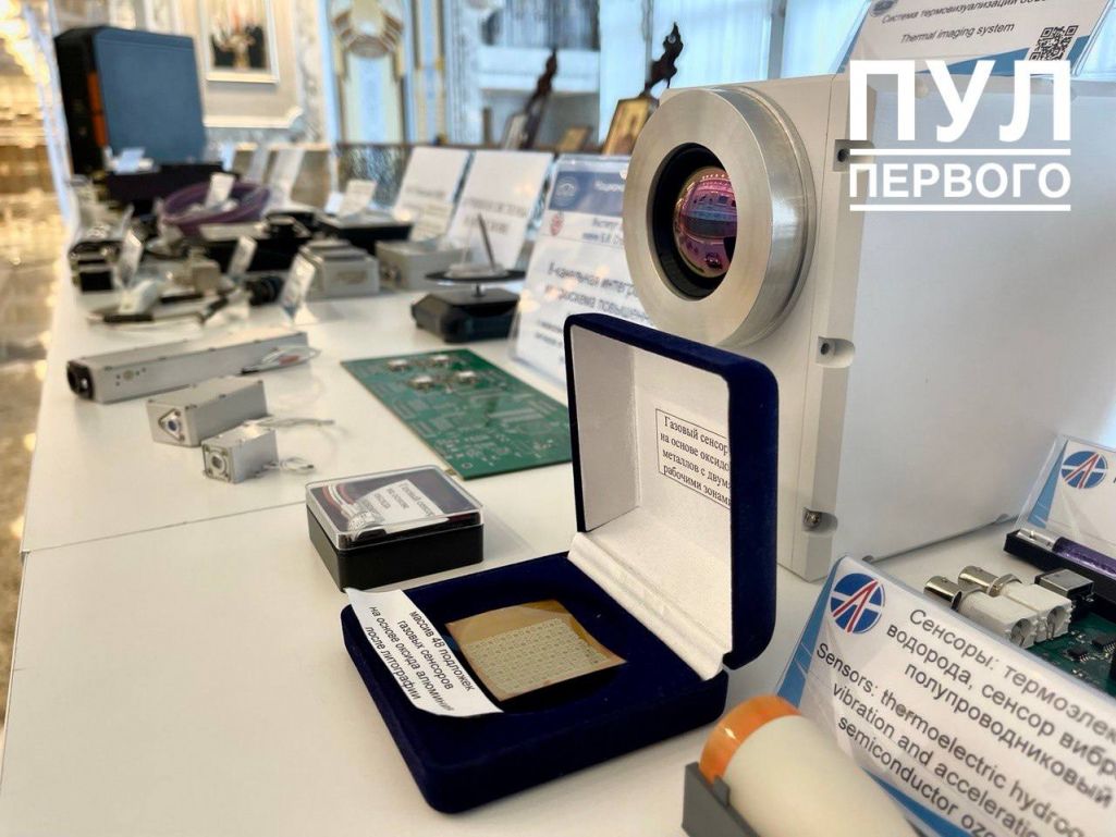 «Айчынныя распрацоўкі» ў мікраэлектроніцы, якімі пахваліліся перад Аляксандрам Лукашэнкам. Менск, Беларусь. 14 чэрвеня 2022 года. (Фота: pul_1 / Telegram)
