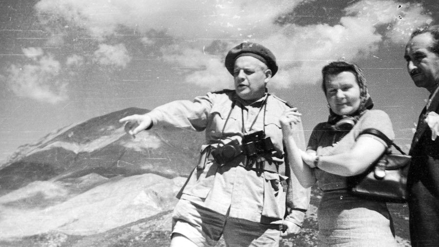 Korespondent wojenny 2 Korpusu Polskiego Melchior Wańkowicz (1. z lewej) w towarzystwie nierozpoznanych osób, na szczycie „Widma” ogląda pole bitwy o Monte Cassino. 1944 rok. Fot. NAC/Archiwum Fotograficzne Tadeusza Szumańskiego, sygn. 24-298-1