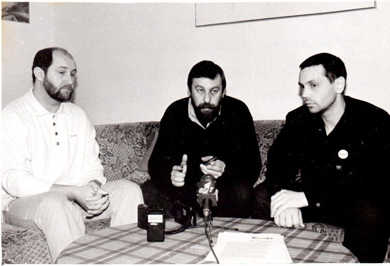 Люты 1999 года. Чальцы аргкамітэту «Хартыі’97» (злева направа) Зміцер Бандарэнка, Андрэй Саннікаў і Алег Бябенін. (Фота: Юрый Дзядзінкін / «Абажур»)