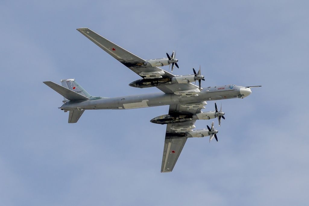Стратэгічны бамбавік Ту-95 на рэпетыцыі паветранай часткі параду. Масква, Расея. 7 мая 2022 г. Фота: Sefa Karacan / Anadolu Agency via Getty Images