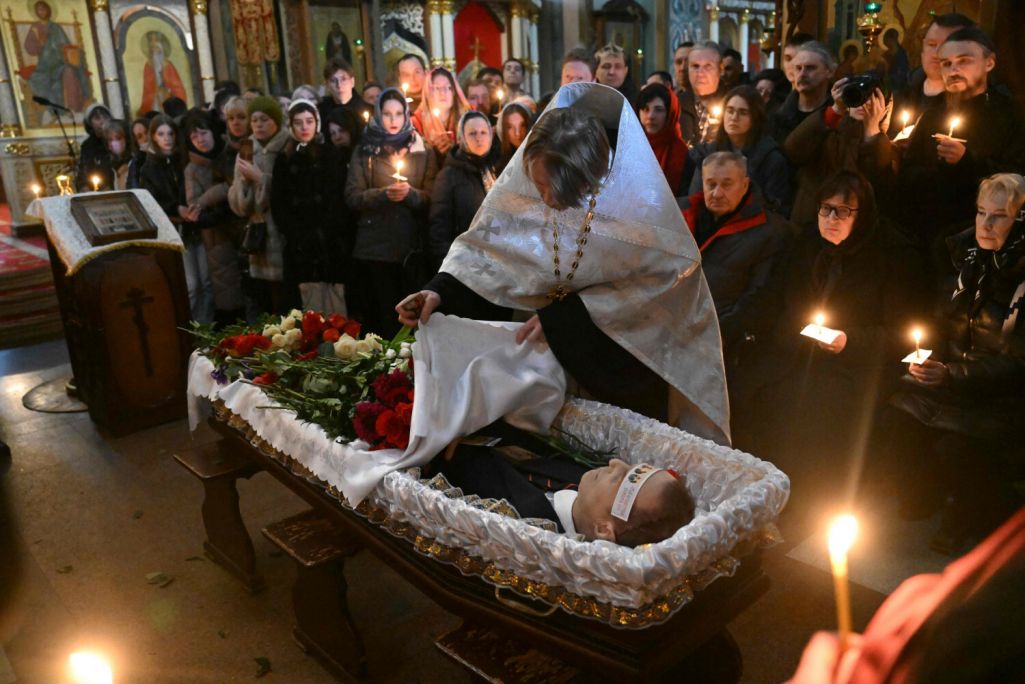 Цела памерлага расейскага апазіцыянера Аляксея Навальнага відаць падчас адпявання ў царкве абраза Божай Маці «Утоли моя печали» ў маскоўскім раёне Мар’іна. Аляксей Навальны памёр у папраўчай калоніі № 3 у Ямала-Ненецкай аўтаномнай акрузе 16 лютага. Нібыта палітыку стала кепска пасля шпацыру. Міжнародныя і беларускія дэмакратычныя лідары ўсклалі адказнасць за смерць палітыка на расейскія ўлады. Масква, Расея. 1 сакавіка 2024 года. Фота: Dmitry Lebedev / Kommersant Photo / AFP / East News