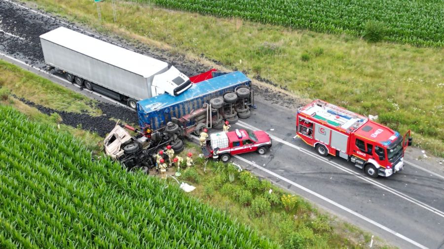 Śmiertelny wypadek na drodze krajowej nr 50 w Witkowicach. Zginął kierowca ciężarówki